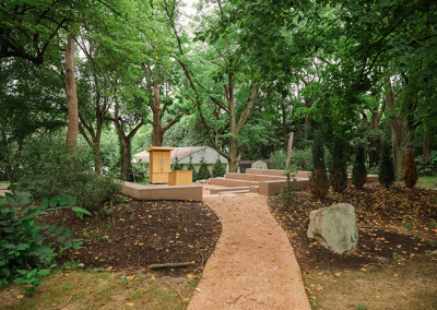 Photo of an outdoor santuary with benches and an arch holding Torahs at OSRUI